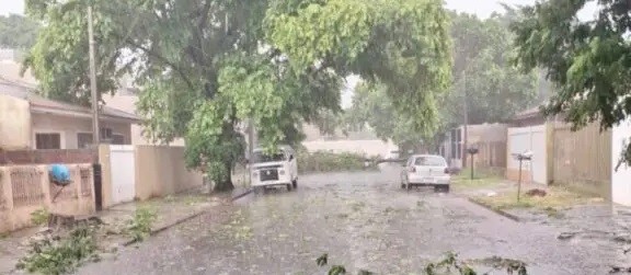 Chuva causa estragos e deixa milhares de imóveis sem energia em Maringá