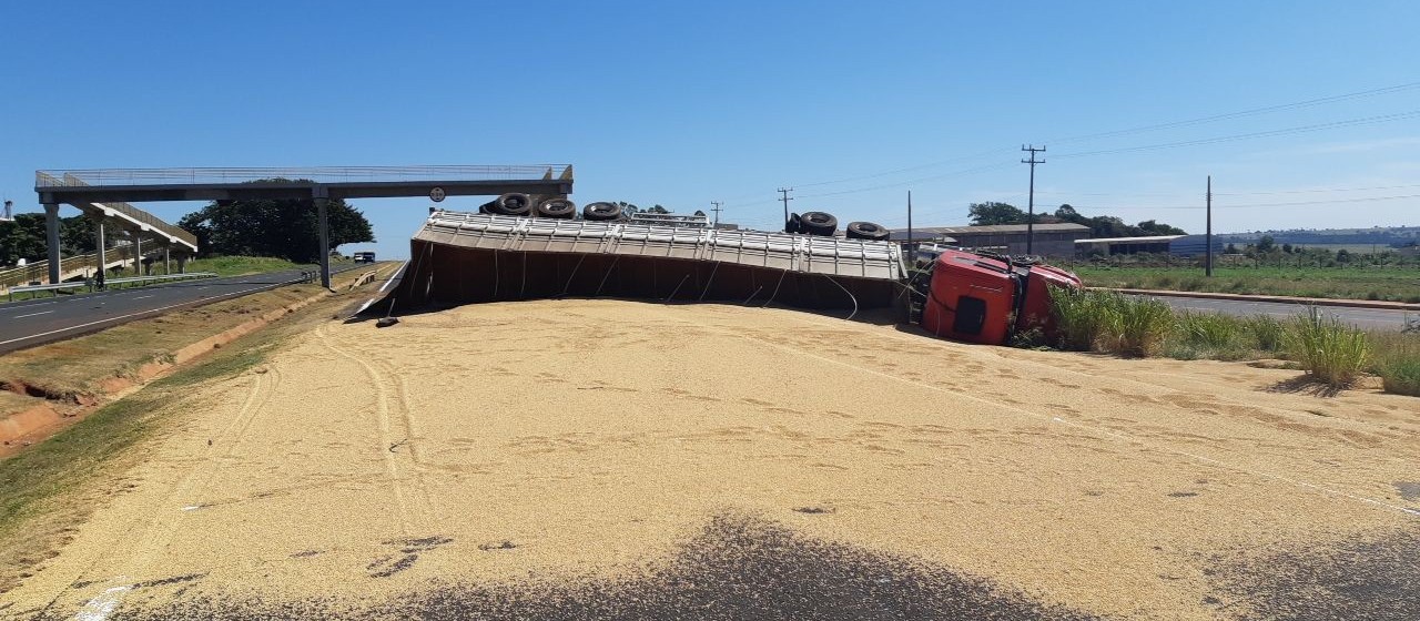 Carreta tomba e espalha soja pela rodovia em Paranavaí
