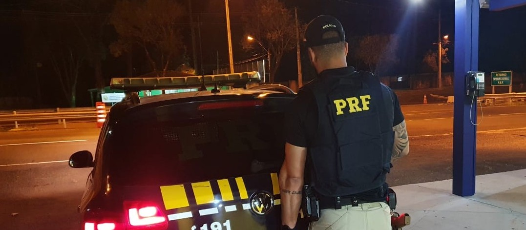 Motorista embriagado força mulher a entrar em carro e é preso pela PRF