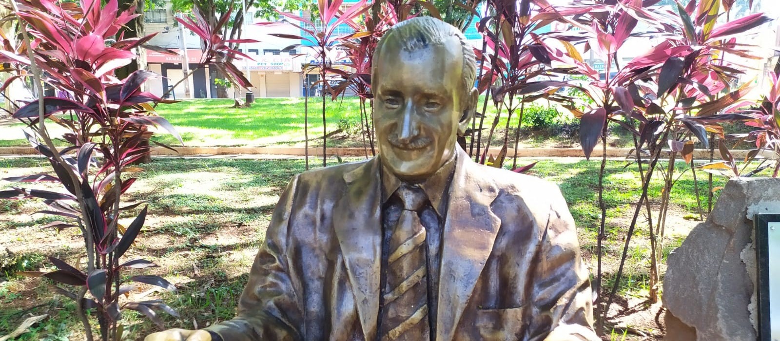 Escultura de pioneiro instalada em praça de Maringá é alvo de ladrões