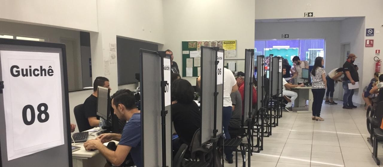 Eleitores enfrentam fila para regularizar título eleitoral em Maringá