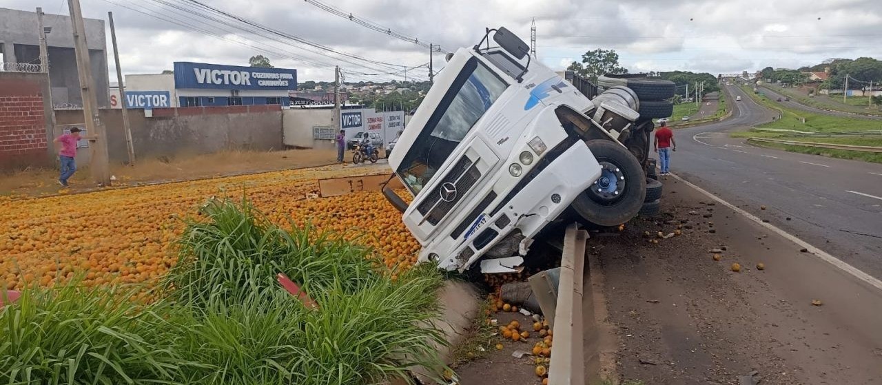 Caminhão carregado de laranja tomba no Contorno Norte, em Maringá; vídeo 