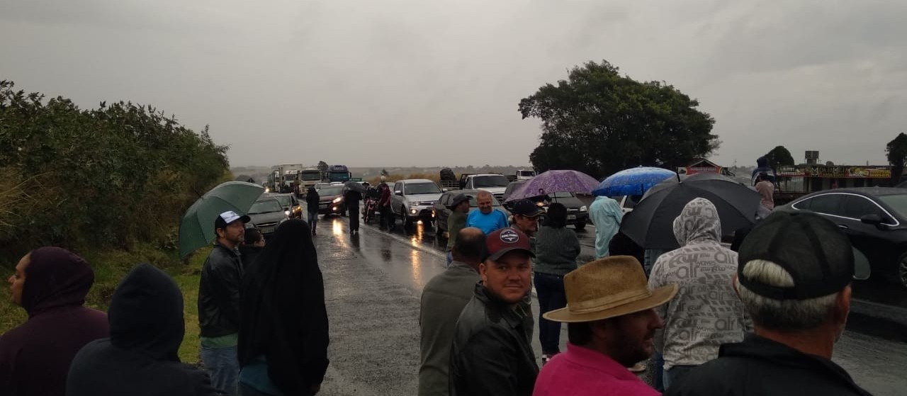 Moradores protestam contra o bloqueio do acesso da Estrada Caraná