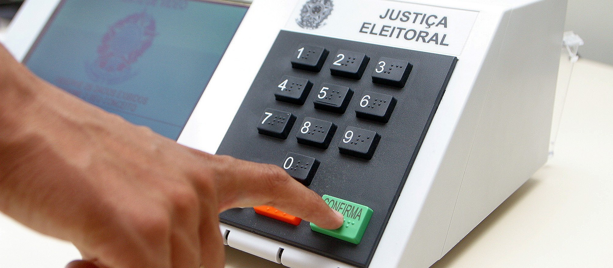 Os dez candidatos que disputam o governo do Paraná votaram pela manhã