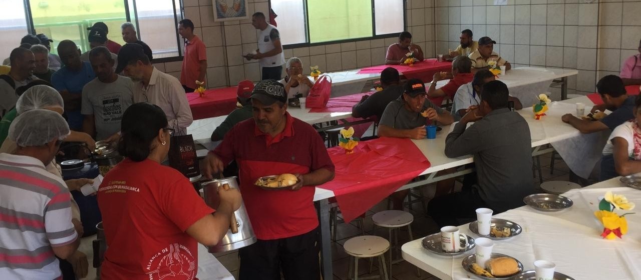 Voluntários promovem festa para moradores de rua de Maringá