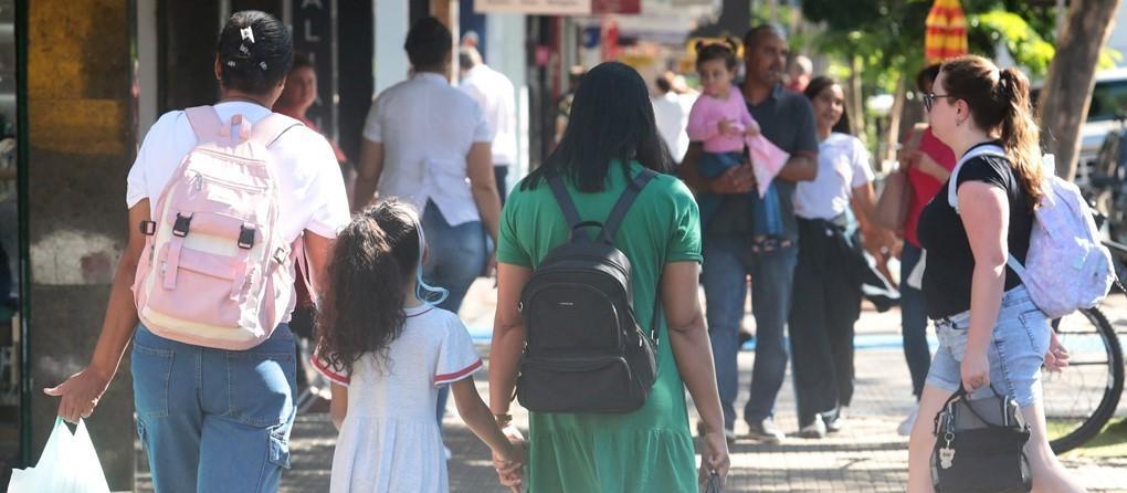 Horário especial do comércio começa na próxima semana em Maringá