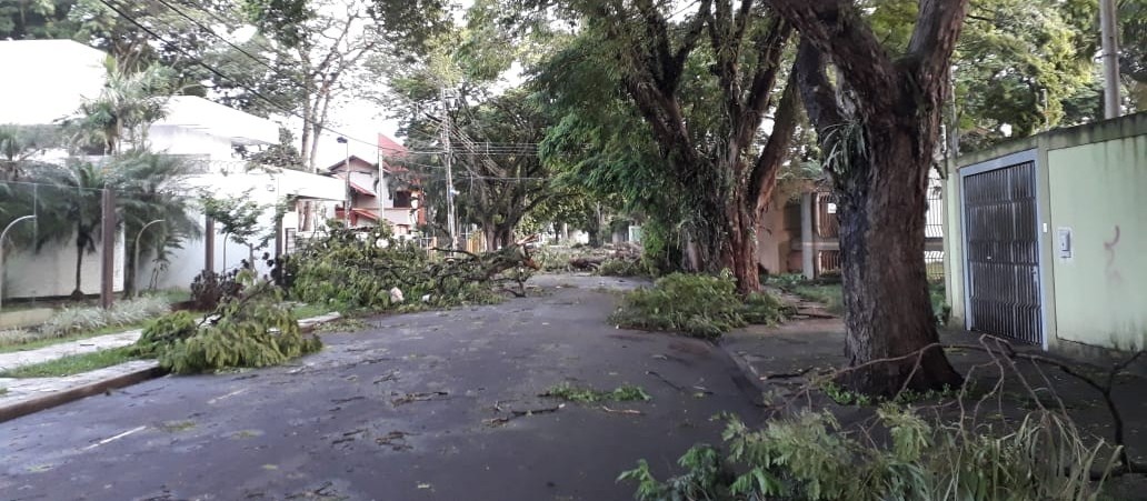 Quase 2.500 imóveis ainda estão sem luz em Maringá e Sarandi