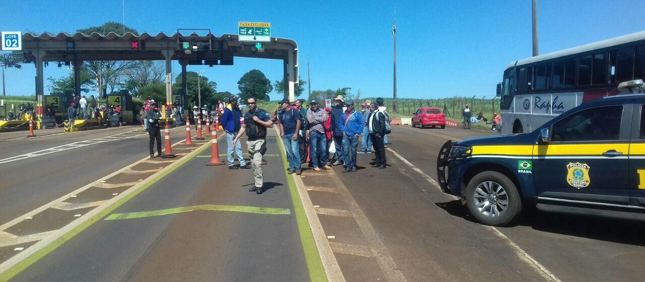 Manifestantes do MST liberam passagem de veículos no pedágio de Campo Mourão