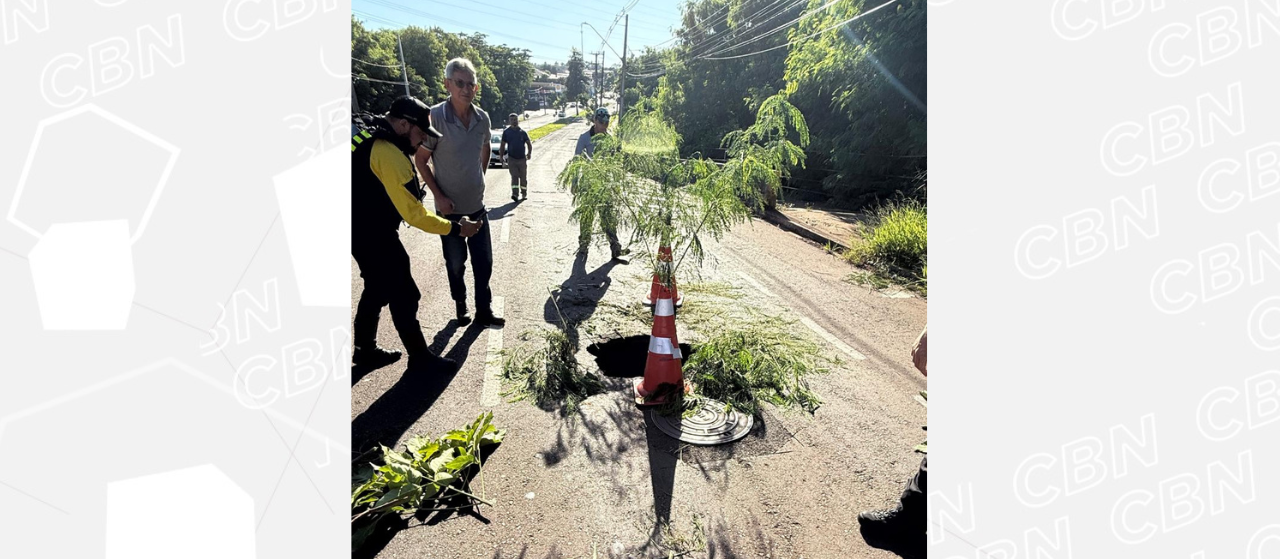 Rompimento de galeria pluvial interdita pista na Alexandre Rasgulaeff