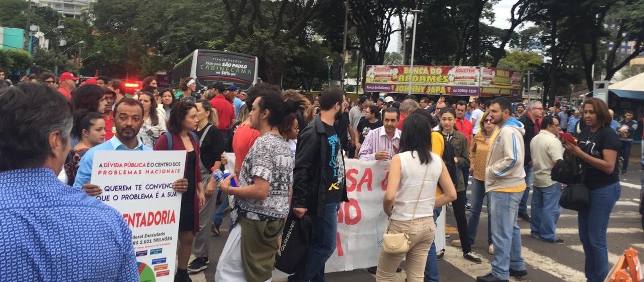 Sindicalistas impedem saída de ônibus do terminal provisório, em Maringá