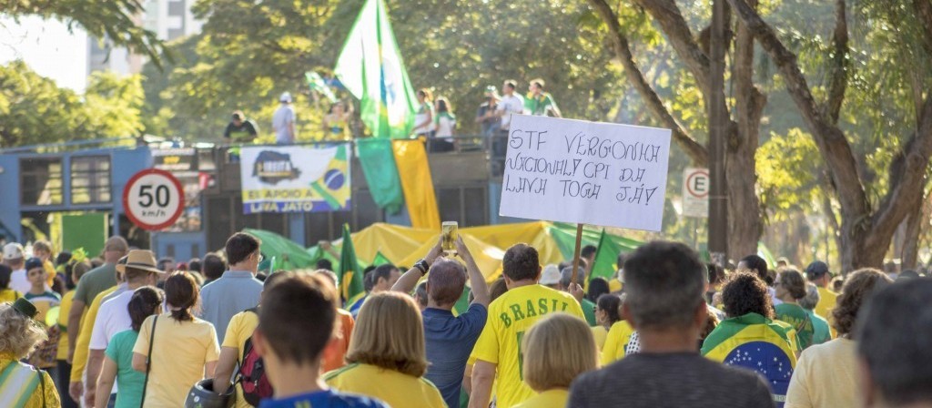 Manifestantes pedem que Bolsonaro vete lei contra abuso de autoridade