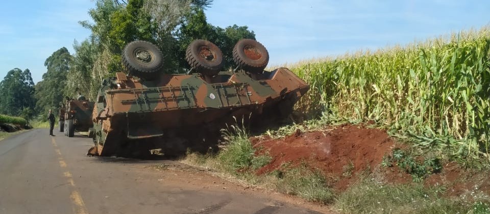 Tanque de guerra do Exército capota ao desviar de carro, em Apucarana