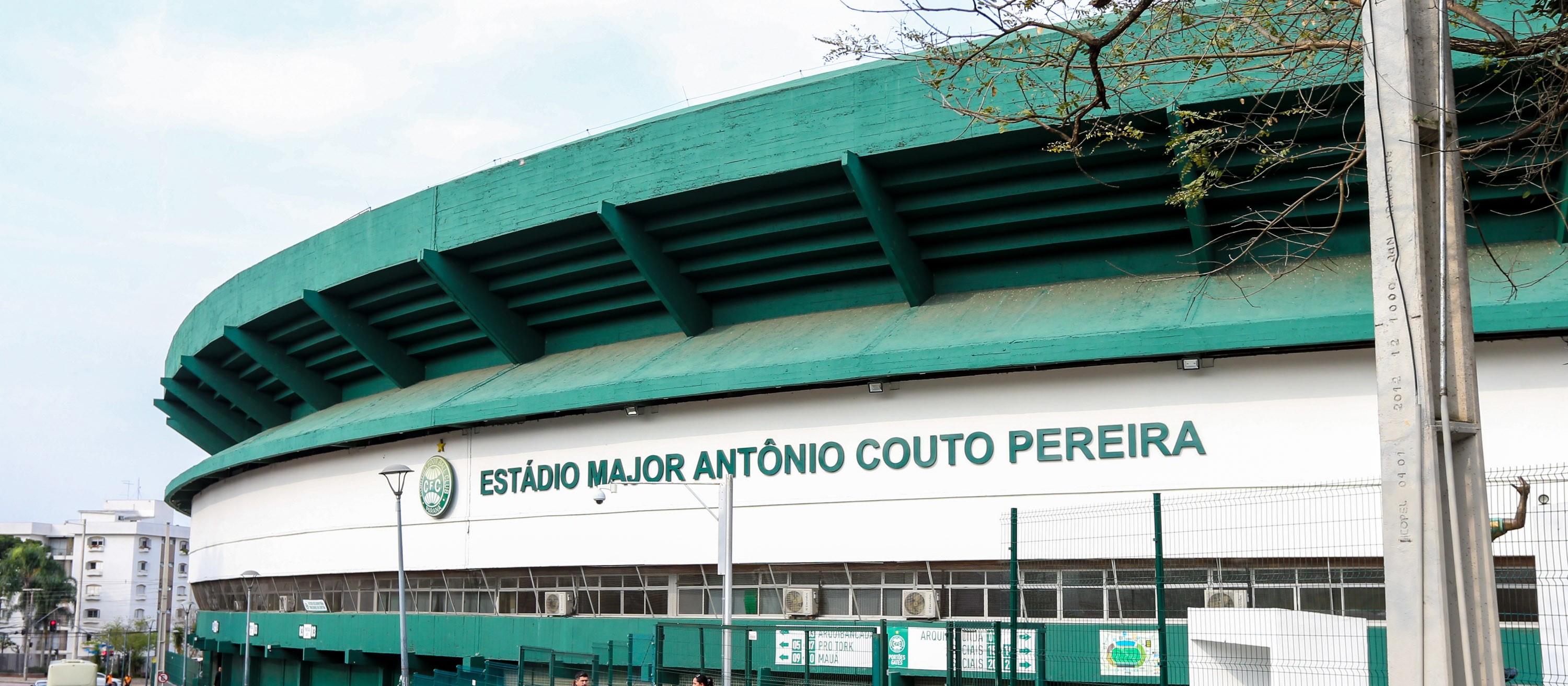 Jogo entre Coritiba e Palmeiras é marcado por briga entre torcidas 