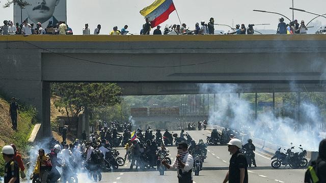 Venezuelanos em Maringá acompanham manifestações contra Maduro