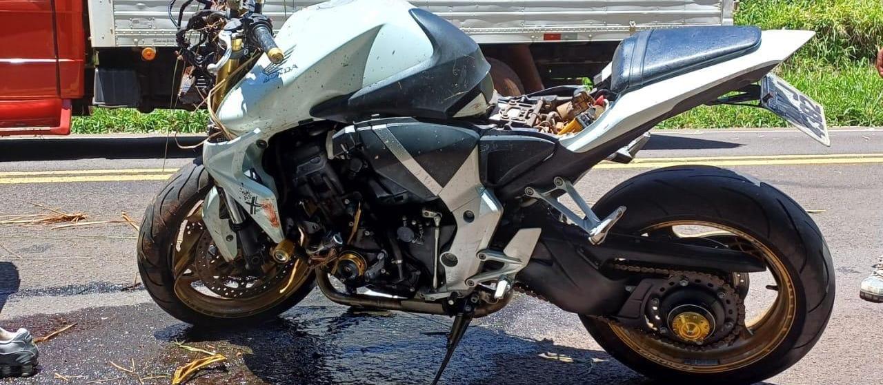 Motociclista morre ao se chocar com carro que viajava na mesma direção