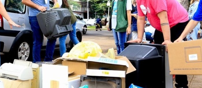 Maringá Recicla recolhe materiais inservíveis em frente à Catedral neste sábado (3)