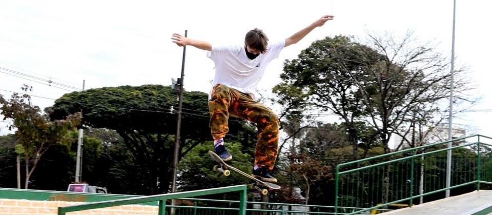 Maringá oferece aulas de skate gratuitas a crianças e adolescentes