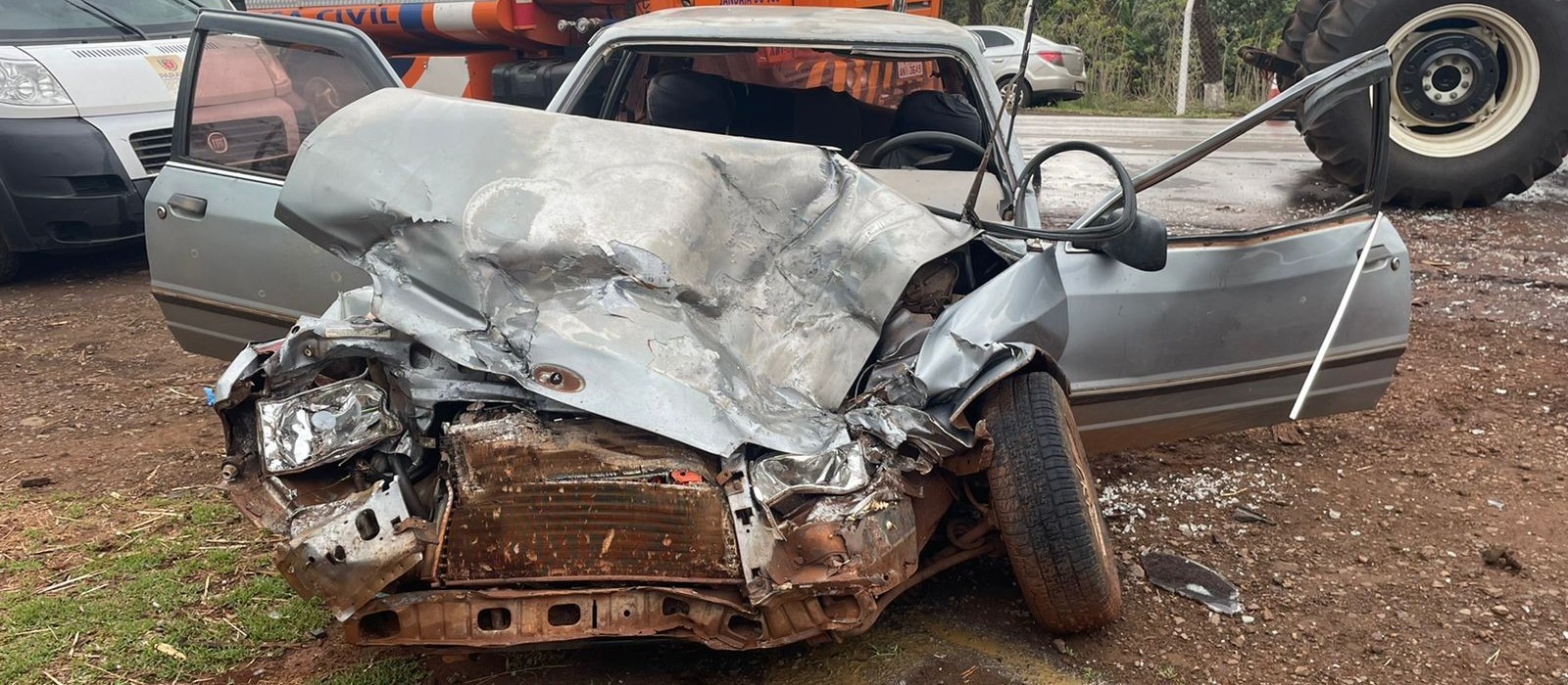 Acidente entre carro e trator deixa casal de idosos ferido no Vale do Ivaí 