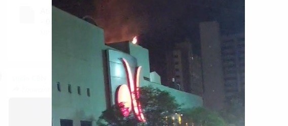 Incêndio em shopping center mobiliza equipes dos bombeiros em Maringá