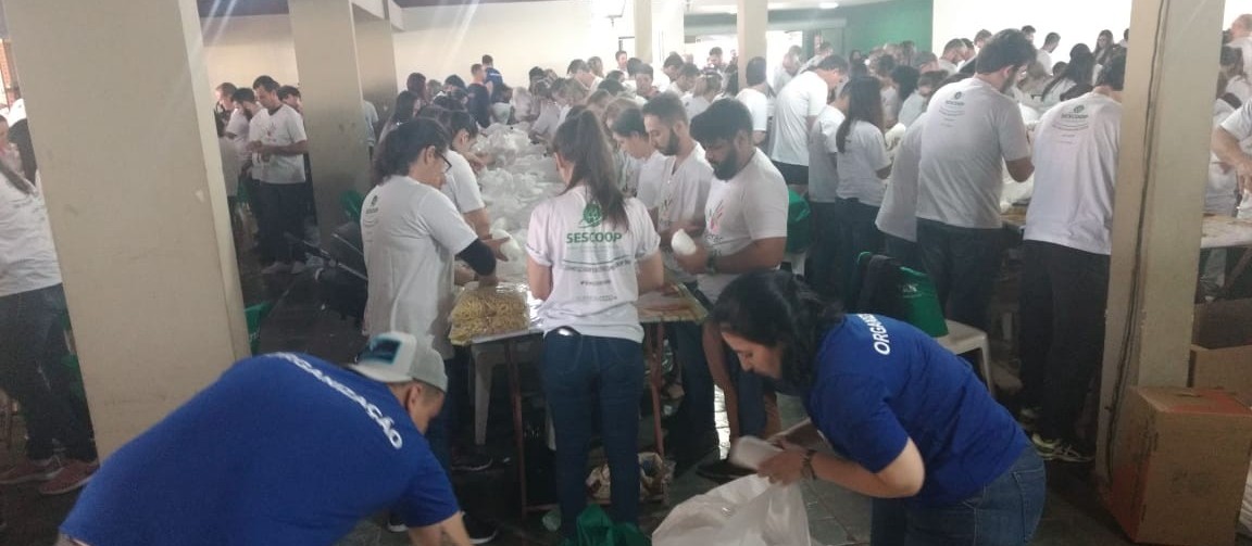 Voluntários produzem 22 mil fraldas geriátricas em Maringá