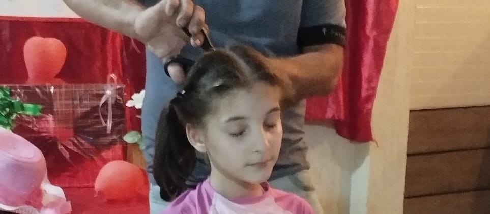 Menina de 10 anos raspa cabelo em homenagem à avó com câncer 