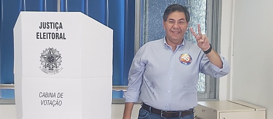 Candidato Evandro Oliveira  vota no Colégio Marista 