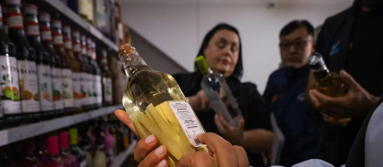 Mais de 110 garrafas de bebidas com indicativo de falsificação são apreendidas em Maringá