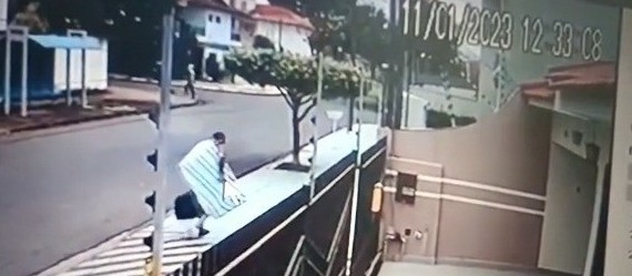 Câmera flagra ladrão invadindo casa durante o dia e furtando objetos em Maringá