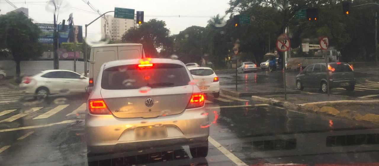 Raios danificam 27 semáforos e reparo depende de peças vindas de Curitiba
