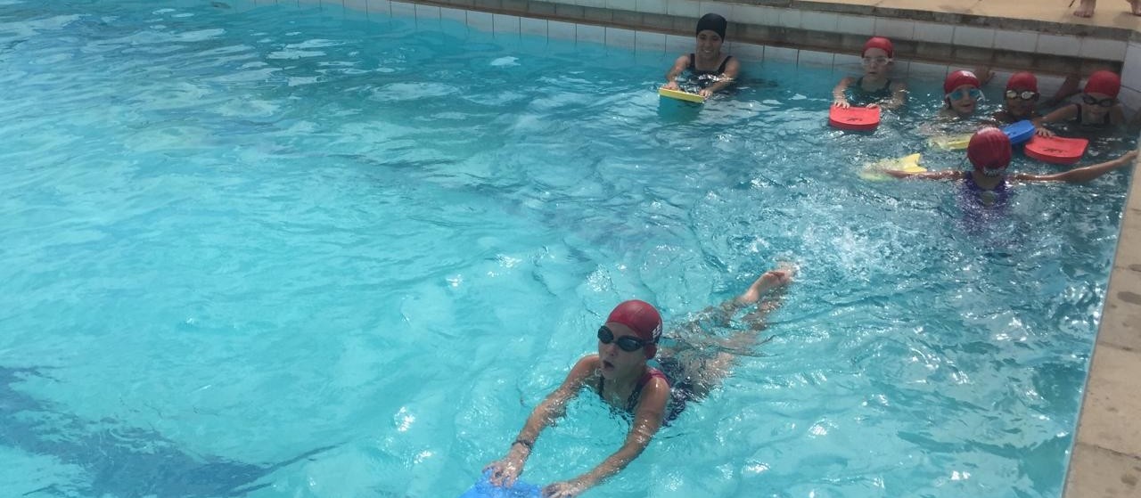 ‘Nadando na Frente’ começa atendendo 63 crianças