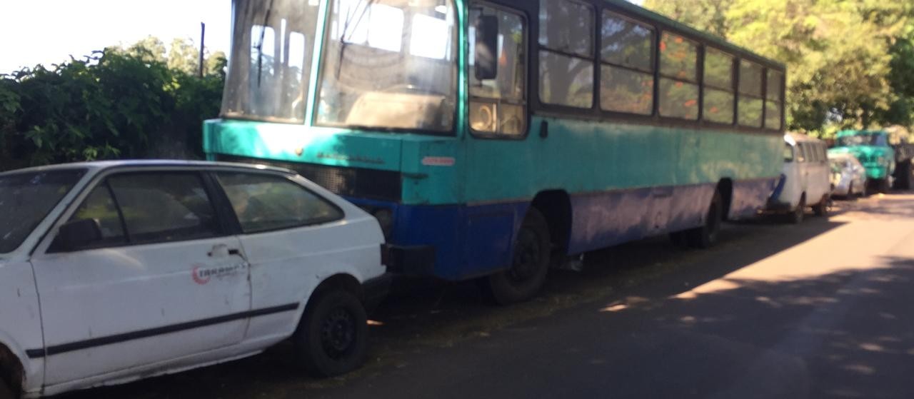 Fiscalização aplicou 30 notificações para donos de veículos abandonados este ano em Maringá