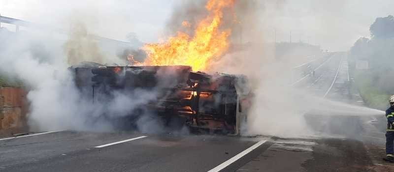 Caminhão tomba e pega fogo na BR-376, em Alto Paraná; vídeo