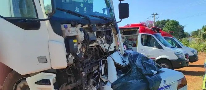 Acidente entre carro e caminhão na PR-323 mata 5 pessoas