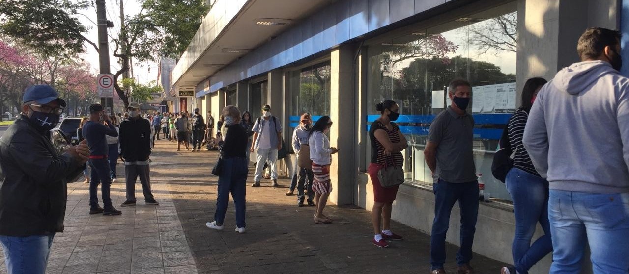 Única agência da Caixa aberta neste sábado (25) em Maringá tem fila gigante