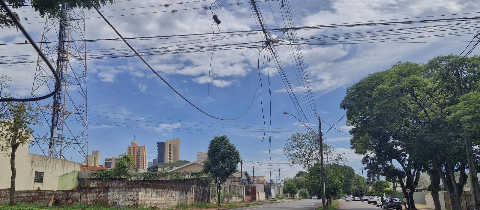 Projeto de lei prevê multa de até R$ 45 mil para responsáveis por fios soltos em Campo Mourão