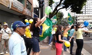 Manifestantes protestam contra a corrupção e crise econômica no centro de Maringá