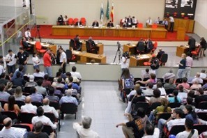 Vereadores querem instalar comissão de ética na Câmara Municipal de Maringá para julgar conduta do vereador John Alves