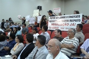 Manifestantes em prol dos animais e dos servidores públicos de Maringá acompanharam a primeira sessão do ano na Câmara de Vereadores