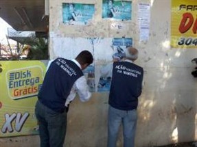 Voluntários fazem arrastão contra a publicidade ilegal em Maringá