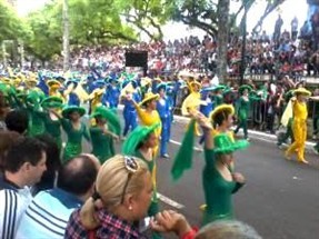 Milhares de pessoas acompanharam em Maringá o desfile em comemoração ao Dia da Independência
