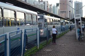Transporte coletivo está parado no terminal urbano em Maringá