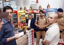 Dois estabelecimentos foram multados por venda ilegal de bebidas alcoólicas perto da UEM