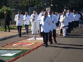 Fiéis da Paróquia Santa Rita de Cássia em Maringá acordaram de madrugada para confeccionar os tapetes de Corpus Christi