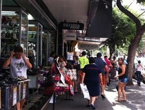 Lojas do comércio de rua em Maringá abrem no primeiro dia útil do ano com liquidações