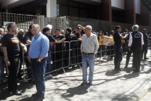 Mais de 150 pessoas aguardam a abertura da Câmara de Maringá para votação do aumento de vereadores