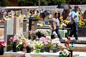 Demanda no Cemitério Parque de Maringá triplicou depois que o cemitério municipal encerrou a venda de terrenos, por causa da lotação
