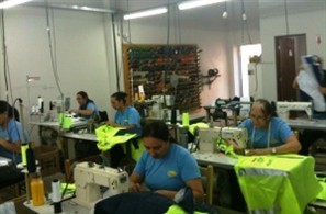 Fábricas de uniforme escolar em Maringá ampliam a produção e abrem temporada de contratação