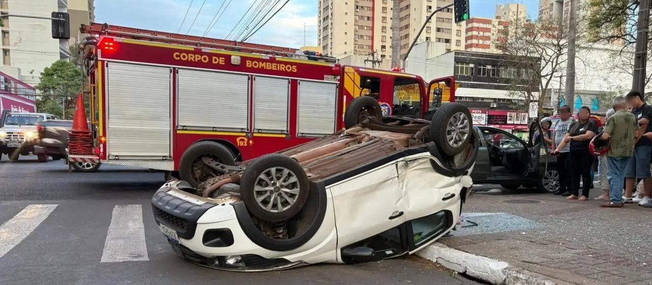 Capotamento deixa mulher ferida no centro de Maringá