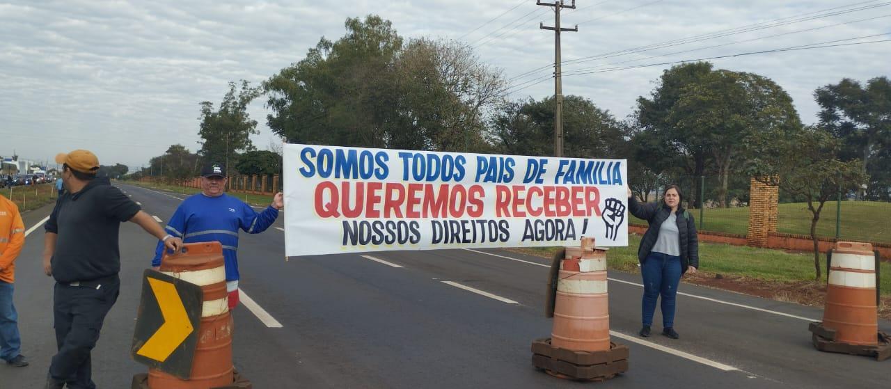 Operários se manifestam na PR-317 reivindicando salários e encargos