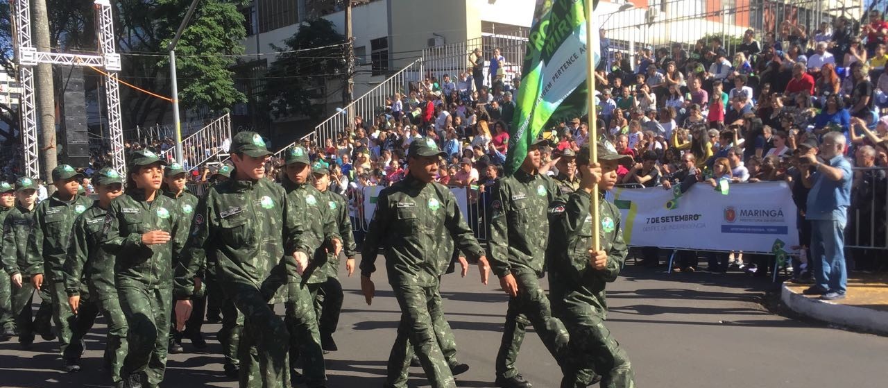 Desfile cívico-militar completa 70 anos em Maringá